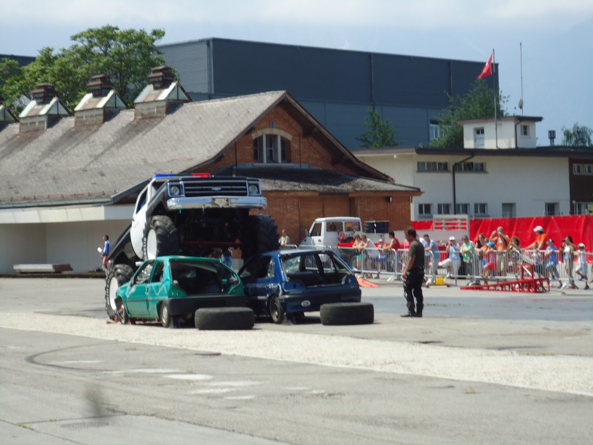 (145'640) - Chevrolet von Hell Driver �berquert zwei Peugeots am 7. Juli 2013 in Thun, Expo