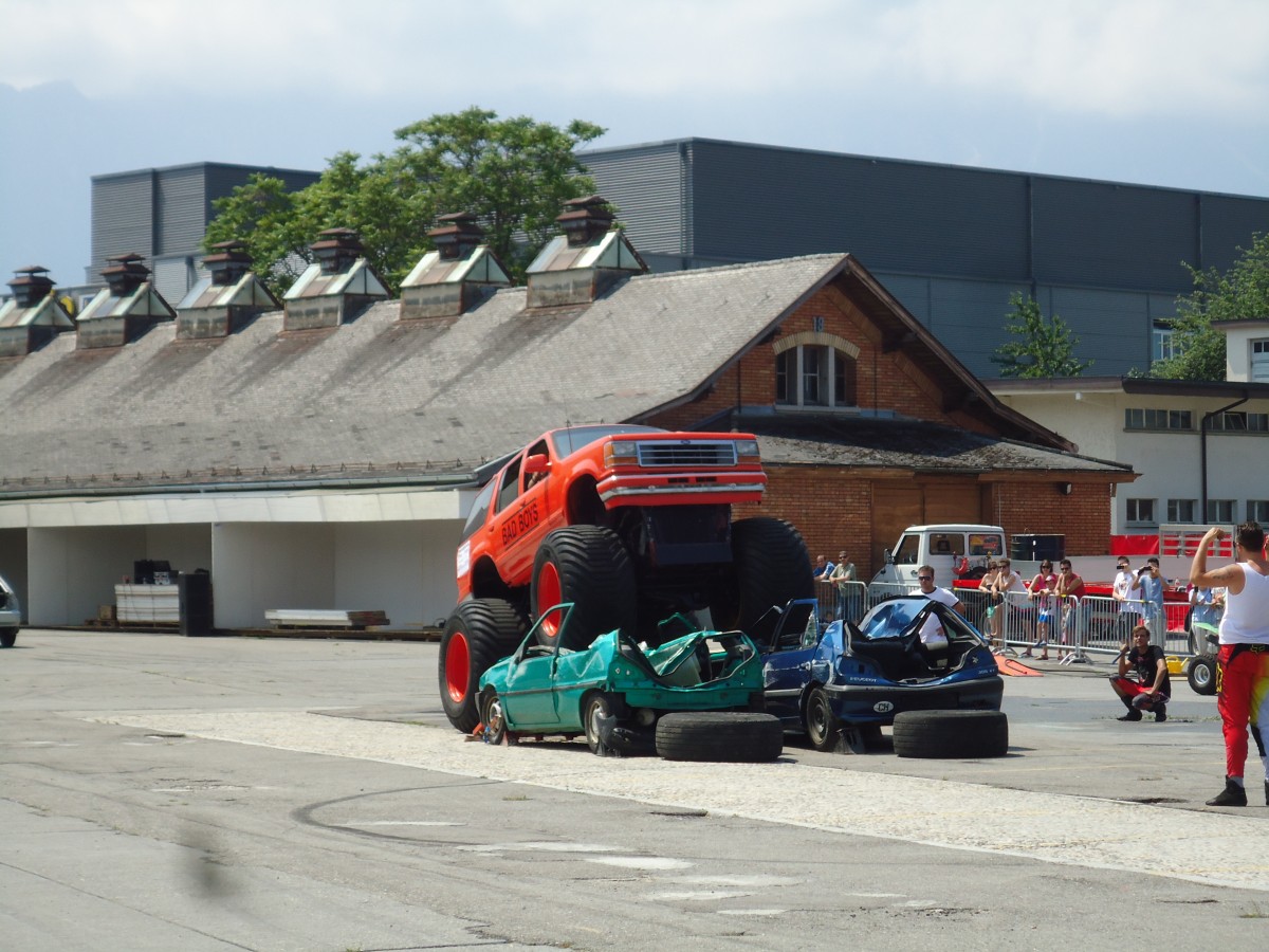 (145'648) - Ford von Hell Driver �berquert zwei Peugeots am 7. Juli 2013 in Thun, Expo