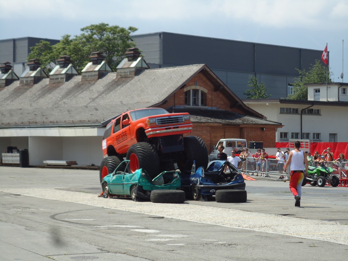 (145'649) - Ford von Hell Driver �berquert zwei Peugeots am 7. Juli 2013 in Thun, Expo