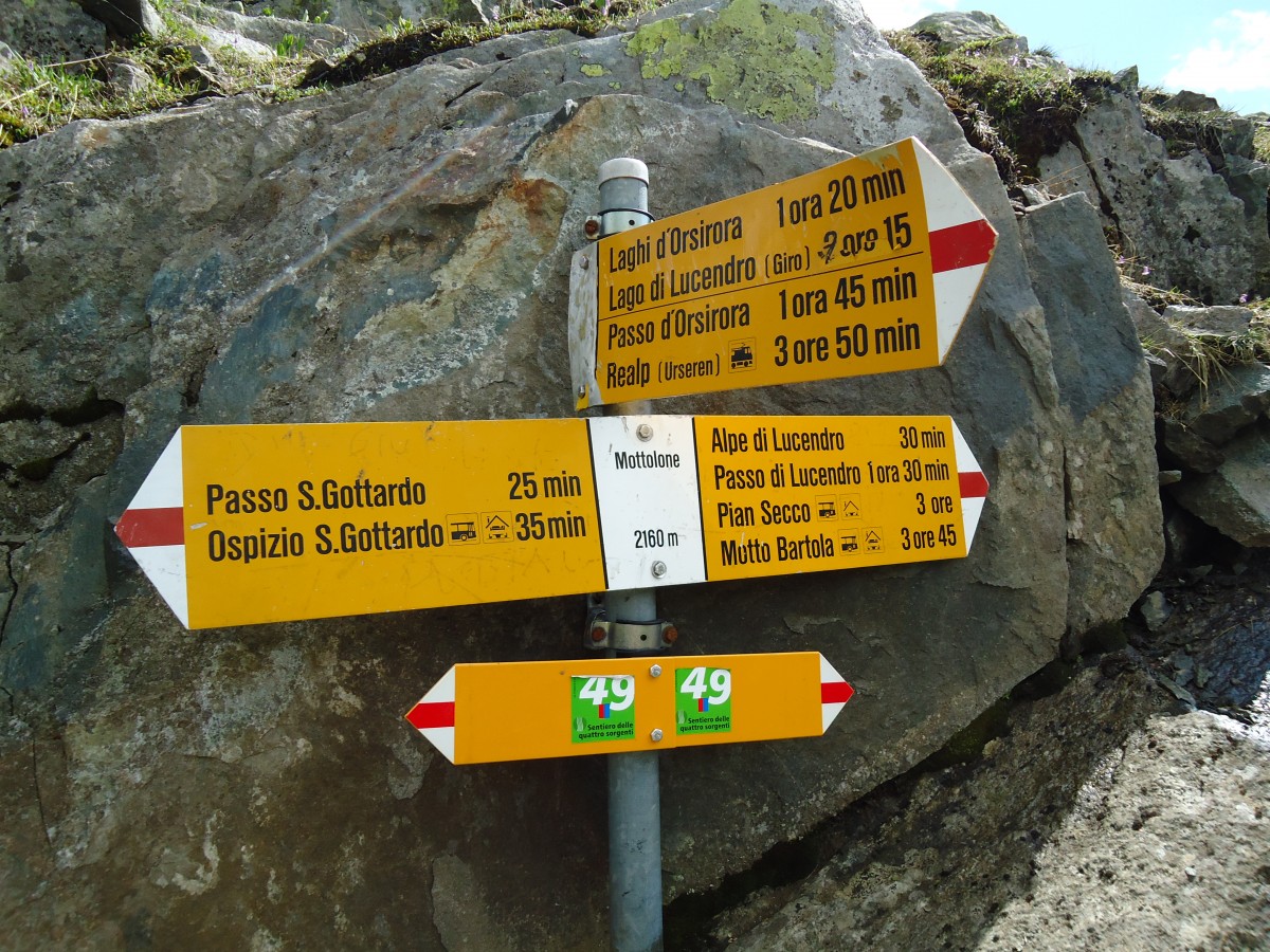 (145'952) - Wegweiser am Mottolone am Lago di Lucendro am Gotthardpass am 20. Juli 2013