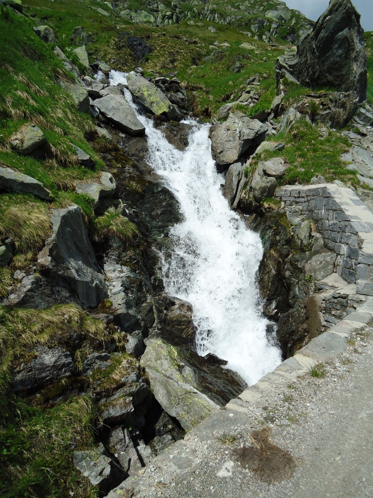 (145'961) - Bergbach am Lago di Lucendro am Gotthardpass am 20. Juli 2013