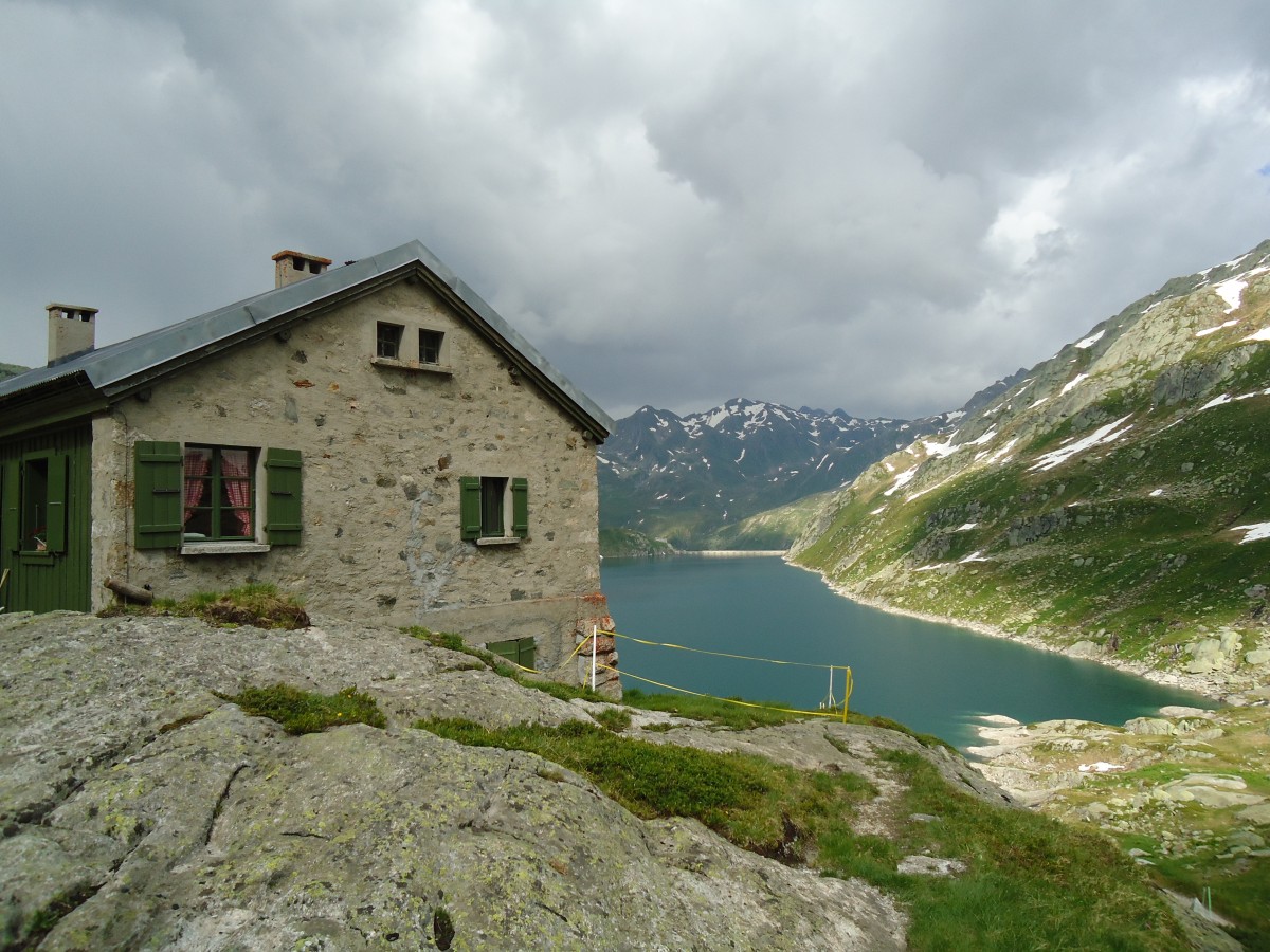 (145'971) - Milit�rh�tte am Lago di Lucendro am Gotthardpass am 20. Juli 2013
