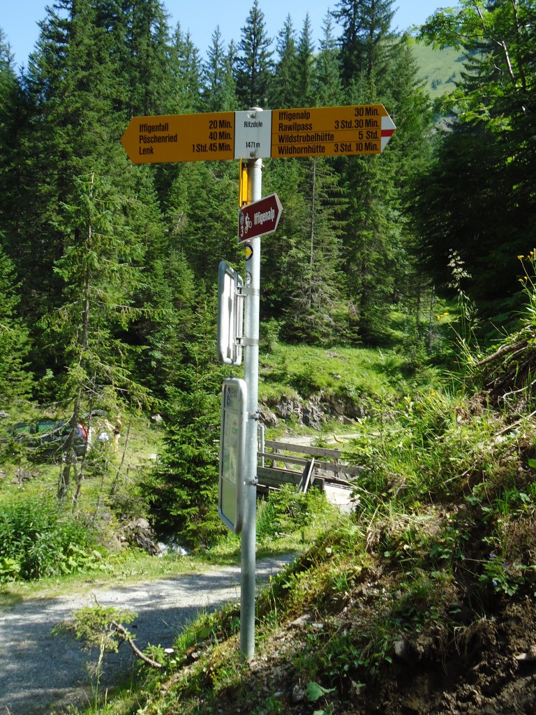 (146'110) - Wander-Wegweiser an der Ritzdole bei der Iffigenalp am 28. Juli 2013