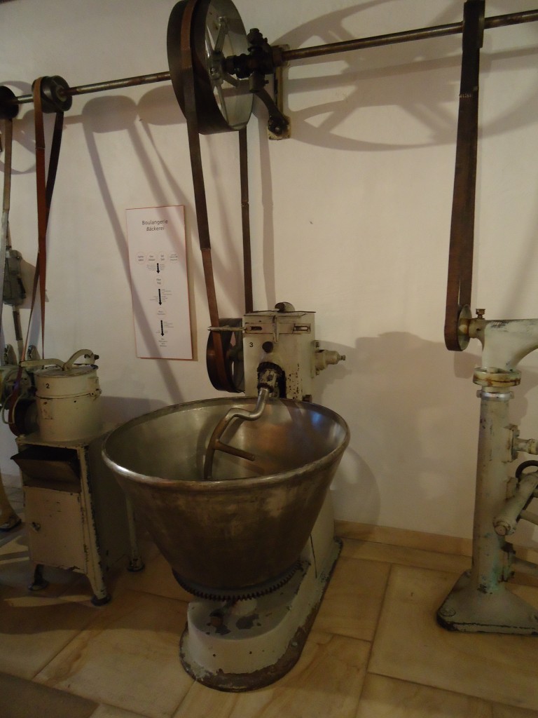 (146'410) - Alte Teigmaschine am 18. August 2013 in Le Locle, Museum unterirdische M�hlen