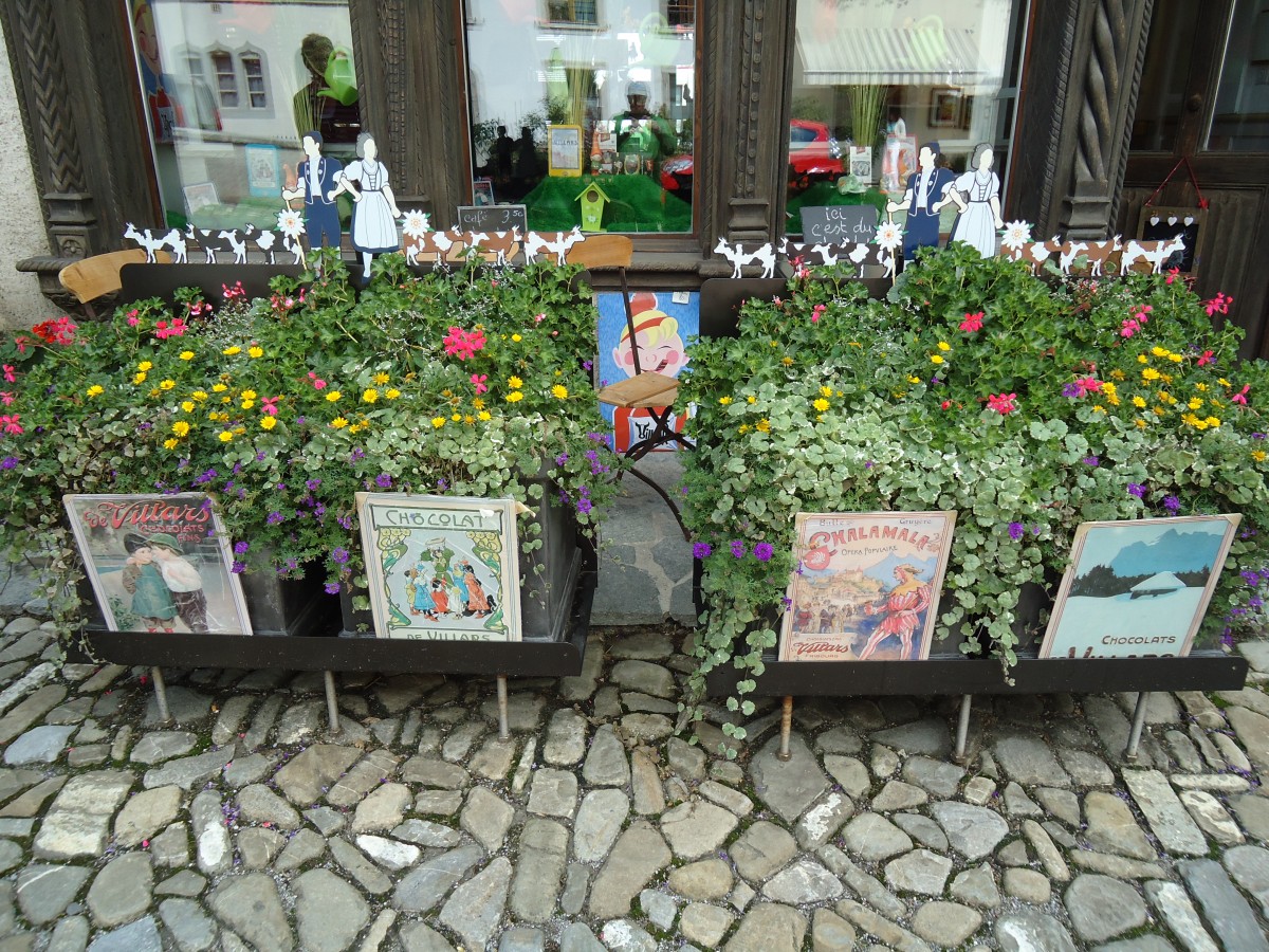 (146'512) - Blumen mit Chocolat Villars-Schilder am 26. August 2013