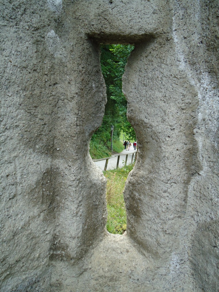 (146'526) - Blick durch die Schiessscharte des Schlosses Gruy�res am 26. August 2013