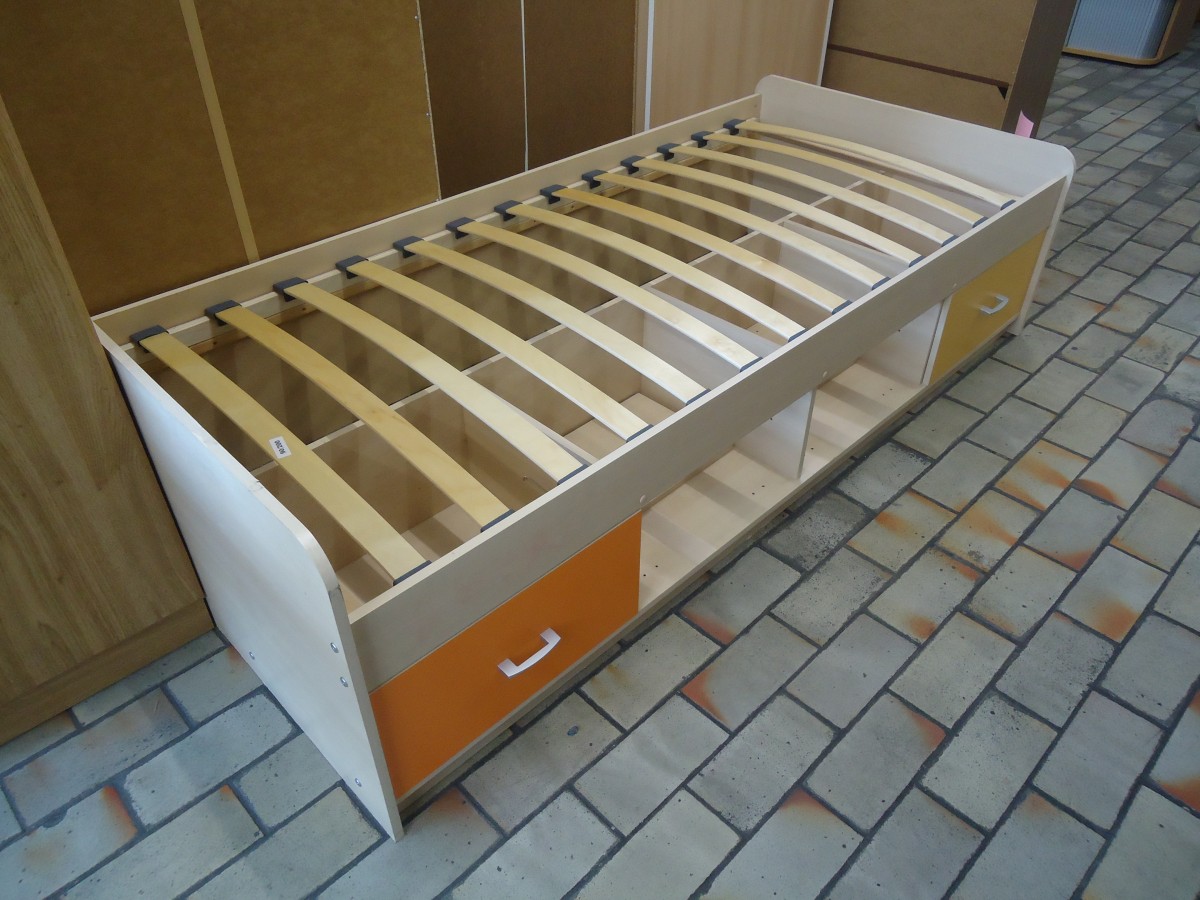 (147'565) - Jugendbett im BrockiShop am 30. Oktober 2013