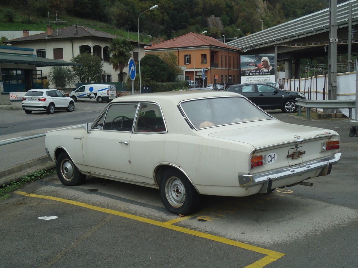 (147'771) - Opel Rekord am 6. November 2013 beim Bahnhof Melide