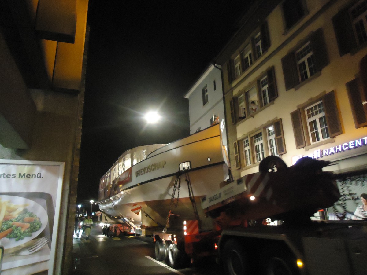 (148'073) - Das Motorschiff Oberhofen kommt aus Holland zur�ck am 14. November 2013 in der Thuner Innenstadt