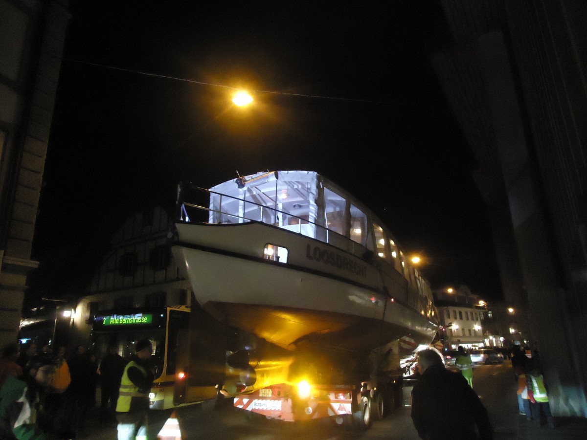 (148'074) - Das Motorschiff Oberhofen kommt aus Holland zur�ck am 14. November 2013 in der Thuner Innenstadt