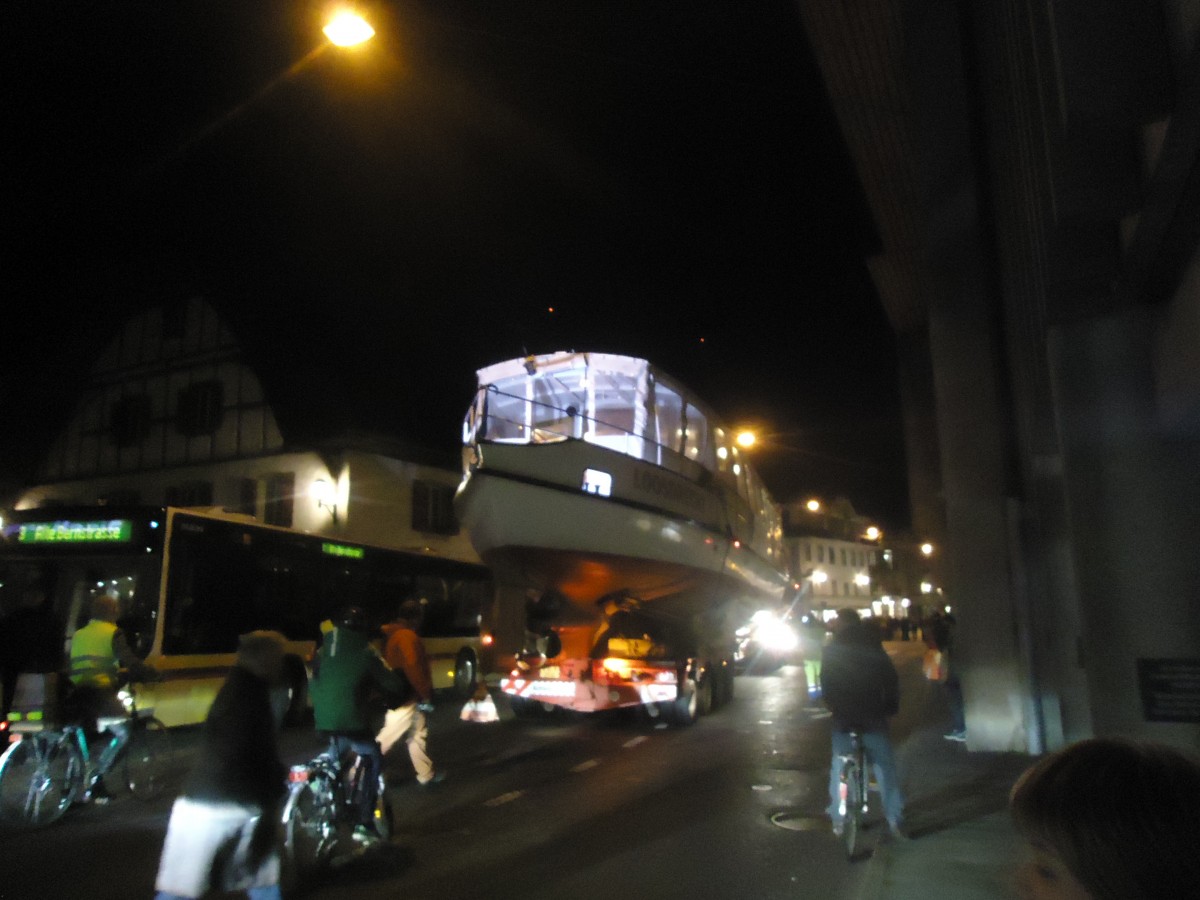 (148'075) - Das Motorschiff Oberhofen kommt aus Holland zur�ck am 14. November 2013 in der Thuner Innenstadt