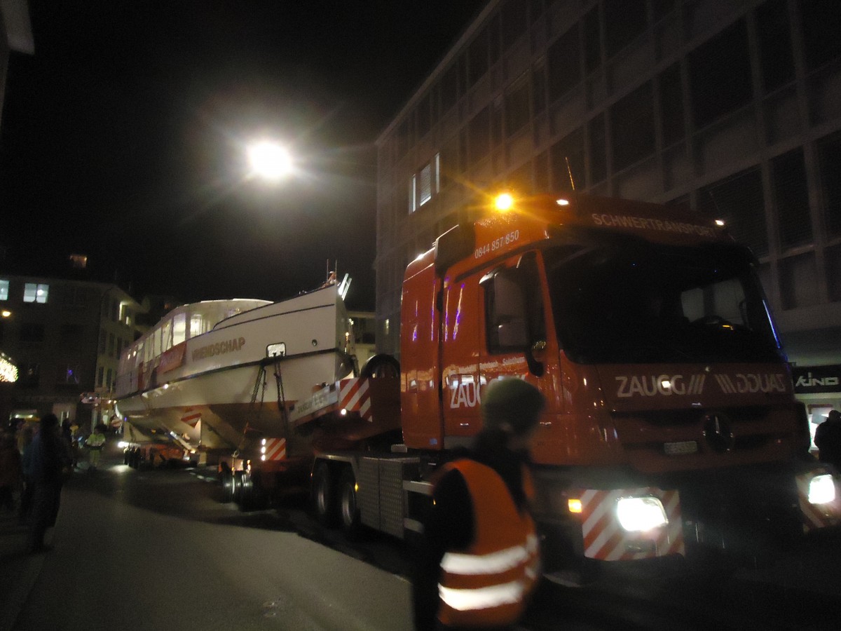 (148'077) - Das Motorschiff Oberhofen kommt aus Holland zur�ck am 14. November 2013 in der Thuner Innenstadt