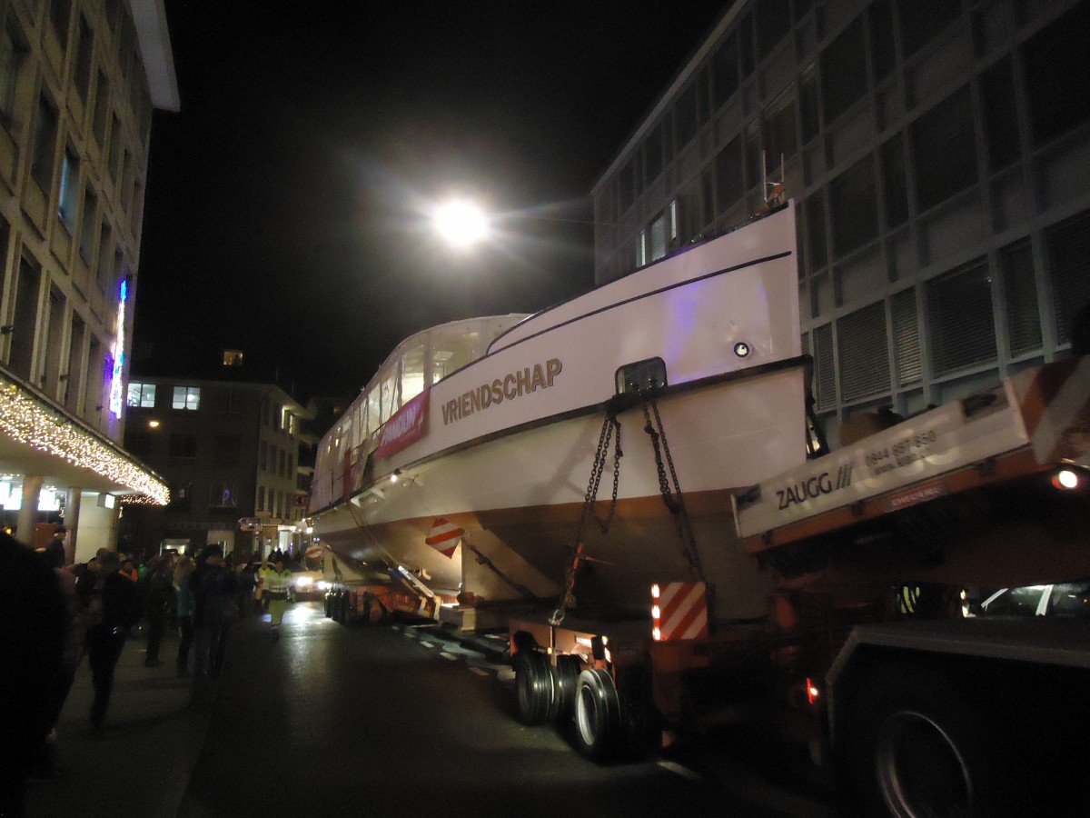 (148'078) - Das Motorschiff Oberhofen kommt aus Holland zur�ck am 14. November 2013 in der Thuner Innenstadt