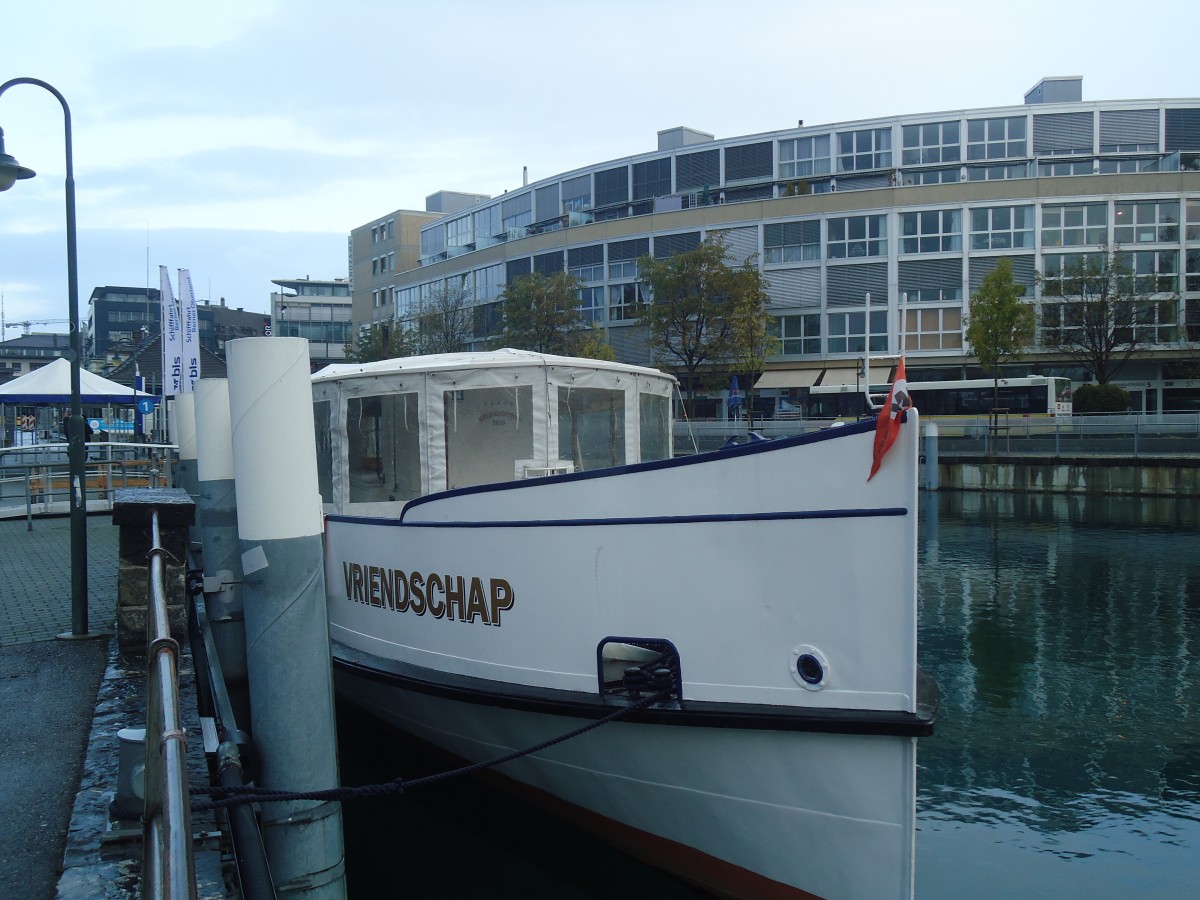 (148'079) - Das Motorschiff Oberhofen ist wieder im Wasser am 15. November 2013 bei der Schiffl�ndte Thun