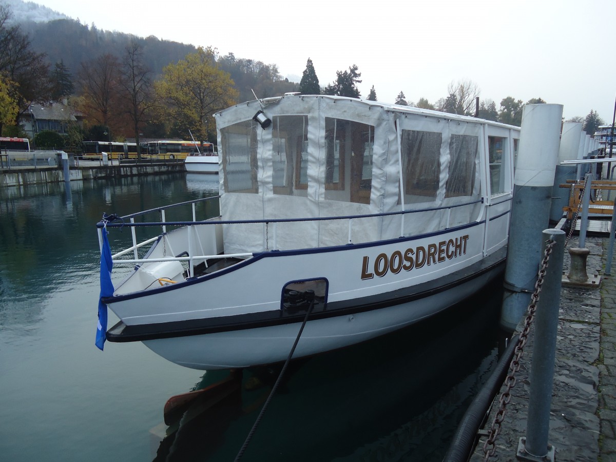 (148'080) - Das Motorschiff Oberhofen ist wieder im Wasser am 15. November 2013 bei der Schiffl�ndte Thun