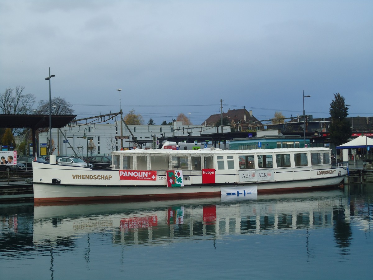(148'081) - Das Motorschiff Oberhofen ist wieder im Wasser am 15. November 2013 bei der Schiffl�ndte Thun