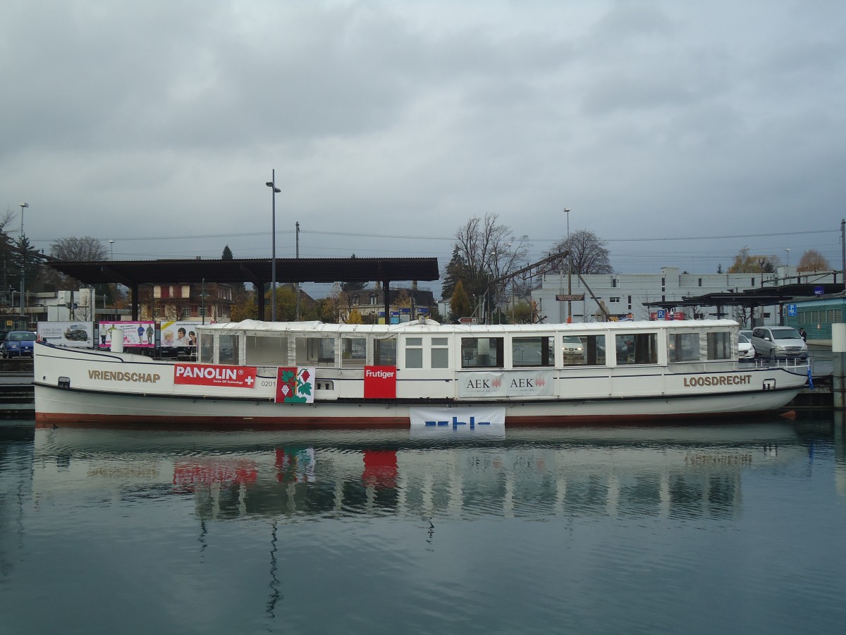 (148'082) - Das Motorschiff Oberhofen ist wieder im Wasser am 15. November 2013 bei der Schiffl�ndte Thun