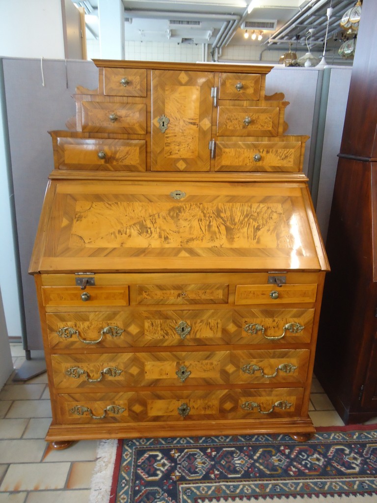 (148'124) - Barocksekret�r von 1750 im BrockiShop am 22. November 2013