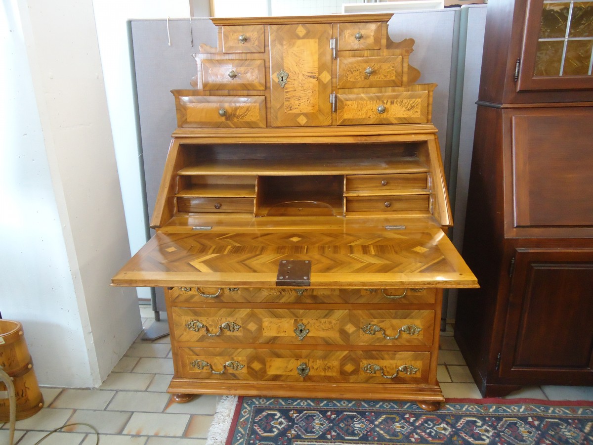 (148'125) - Barocksekret�r von 1750 im BrockiShop am 22. November 2013