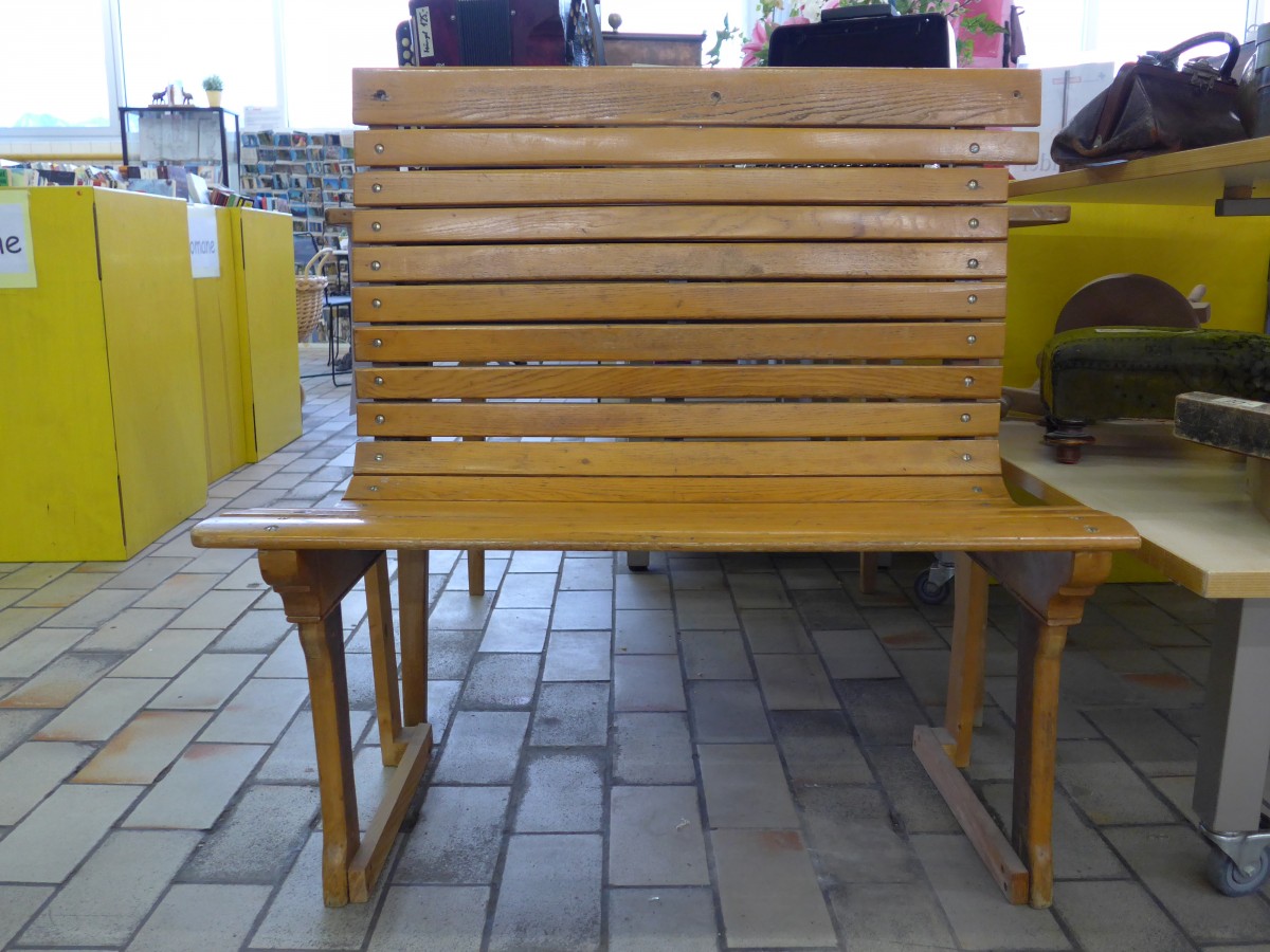 (148'767) - Tram- oder Bahnb�nkli aus Holz im BrockiShop am 8. Februar 2014