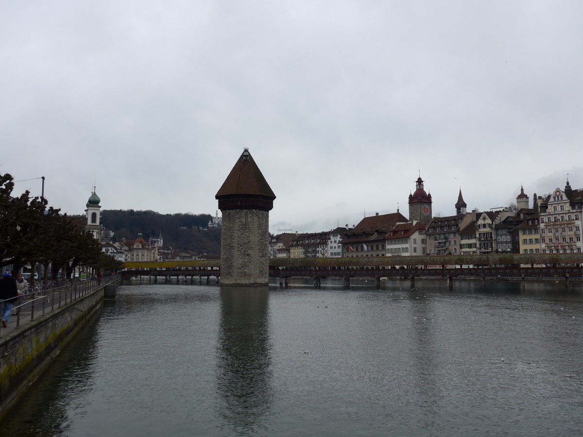 (148'940) - Die Kapellbr�cke mit dem Wasserturm in Luzern am 16. Februar 2014