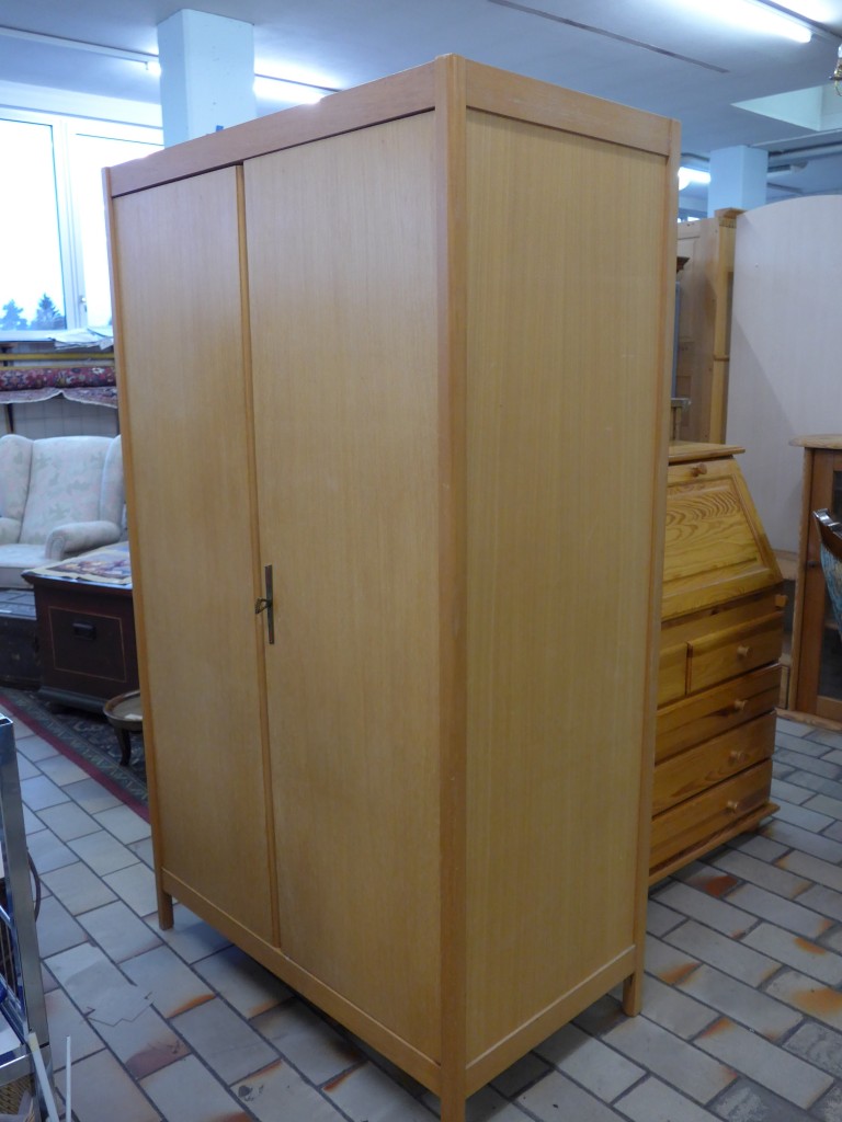 (149'041) - 2-t�riger Schrank im BrockiShop am 26. Februar 2014