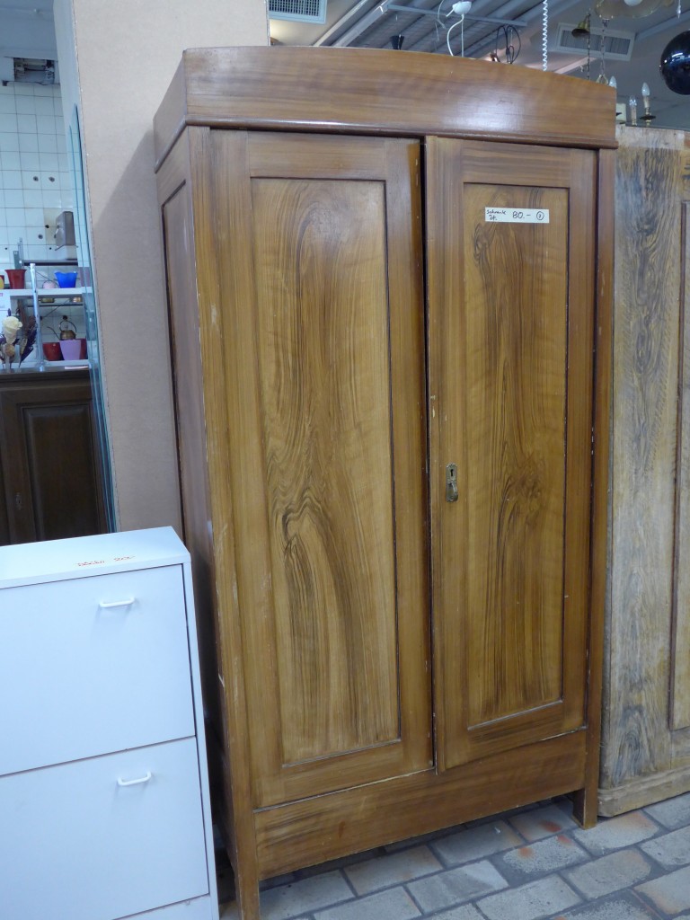 (149'042) - 2-t�riger Schrank im BrockiShop am 26. Februar 2014