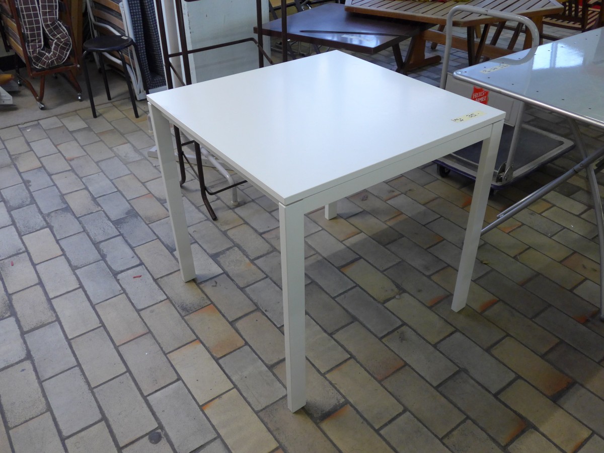 (149'043) - Kleines quadratisches Tischli im BrockiShop am 26. Februar 2014