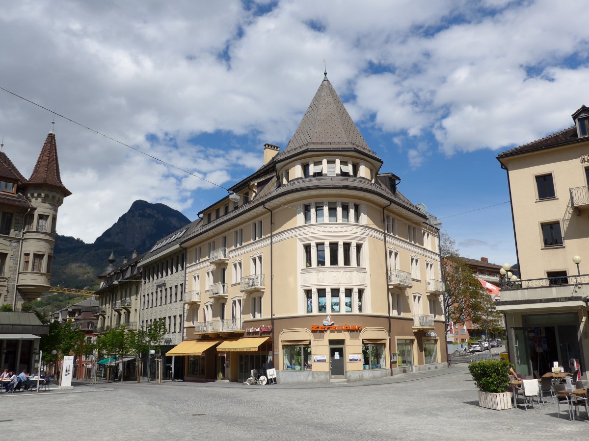 (149'683) - Geb�ude am Stadtplatz in Brig am 20. April 2014