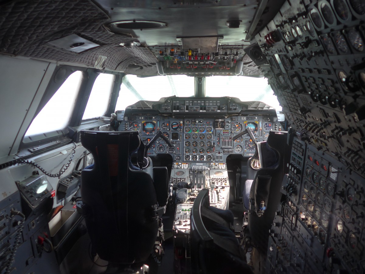 (149'983) - Das Cockpit der Concorde am 25. April 2014 in Sinsheim, Museum