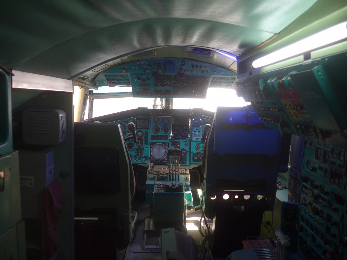 (149'986) - Das Cockpit der Tupolev am 25. April 2014 in Sinsheim, Museum