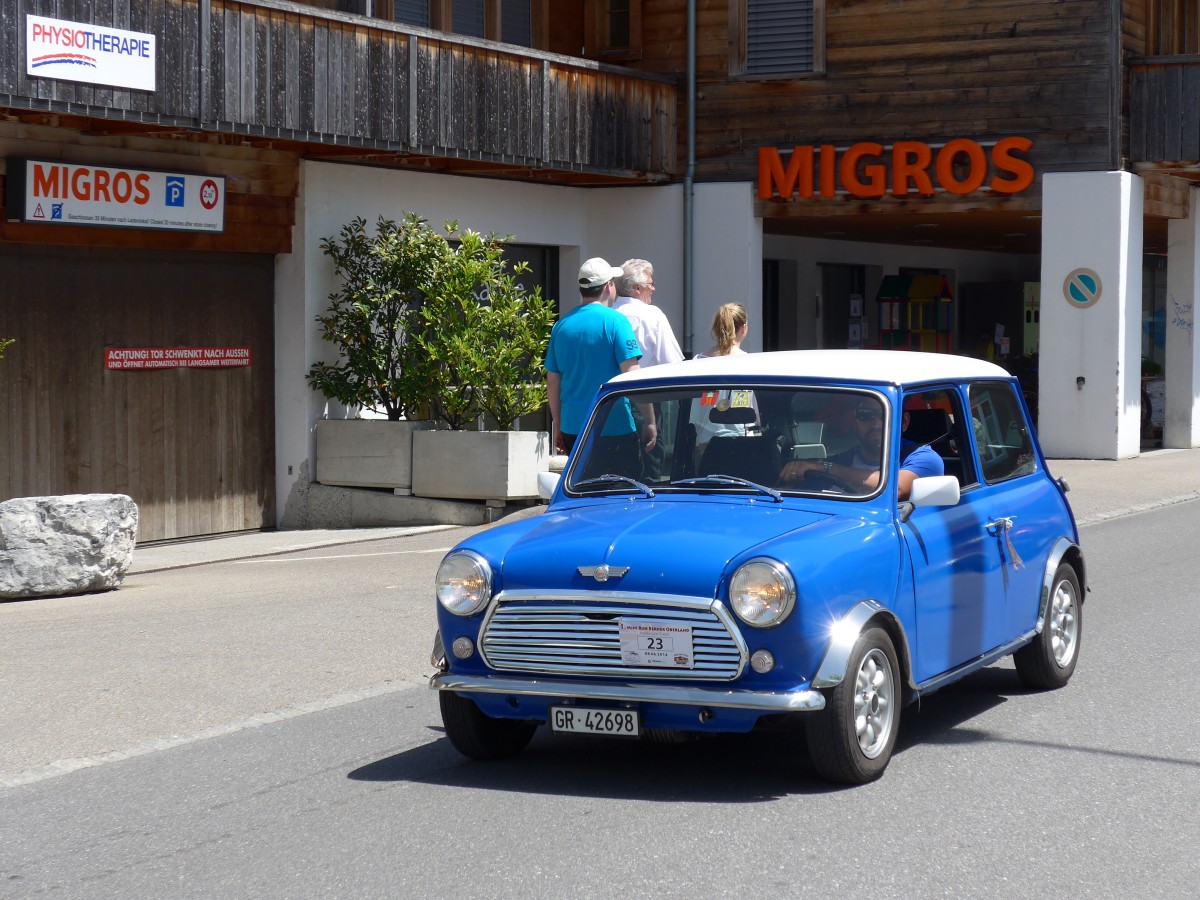 (151'416) - Austin Mini - GR 42'698 - am 8. Juni 2014 in Brienz, Hauptstrasse