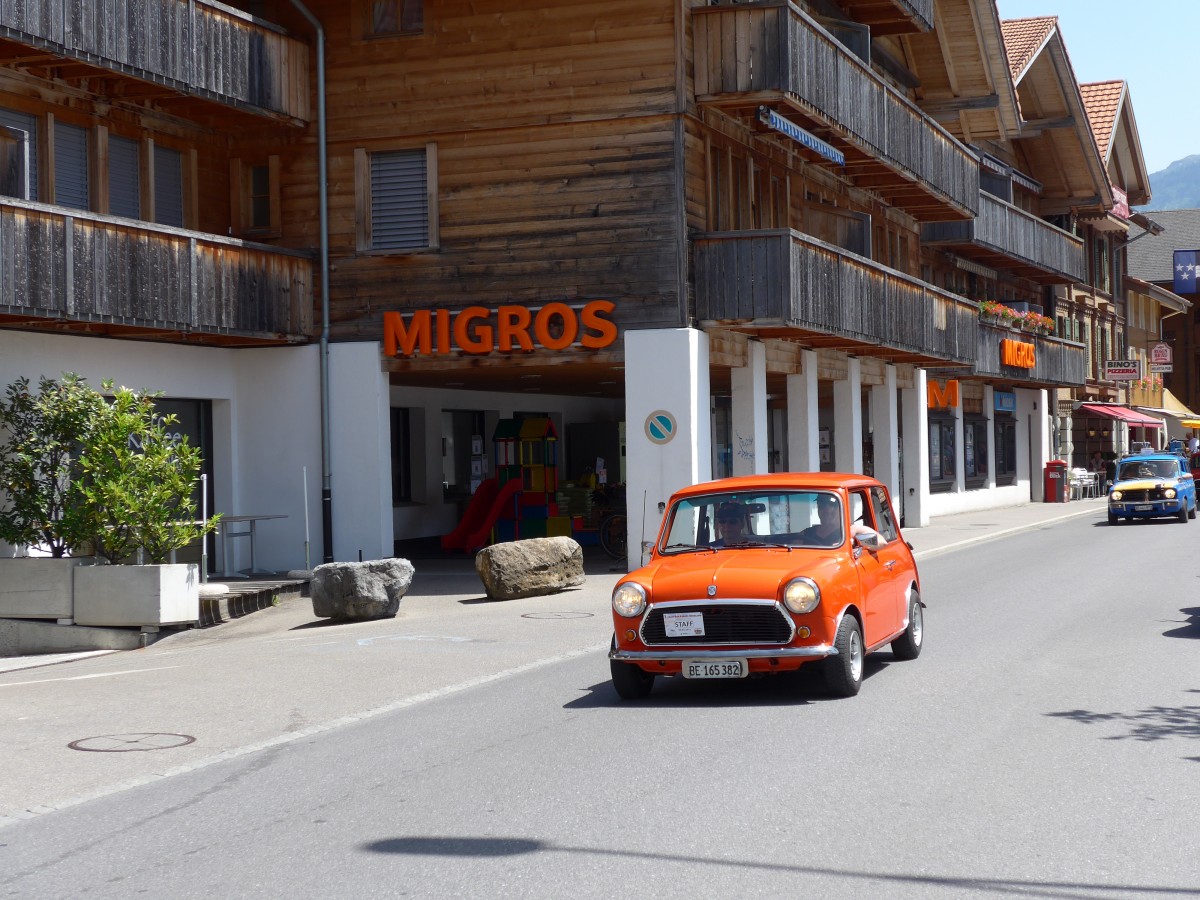 (151'437) - Austin Mini - BE 165'382 - am 8. Juni 2014 in Brienz, Hauptstrasse