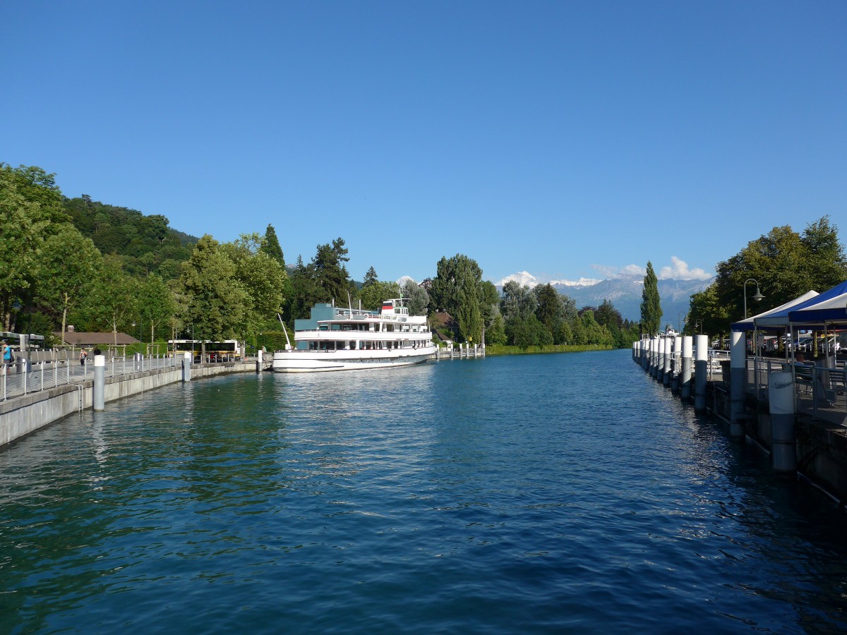 (152'039) - Der Schiffskanal beim Bahnhof Thun mit Motorschiff Bubenberg am 3. Juli 2014