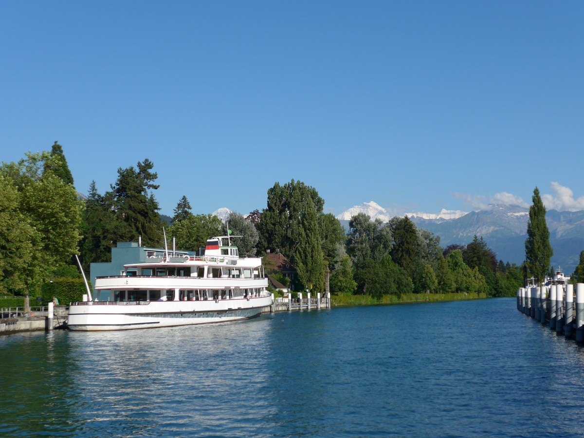 (152'040) - Das Motorschiff Bubenberg im Kanal beim Bahnhof Thun am 3. Juli 2014