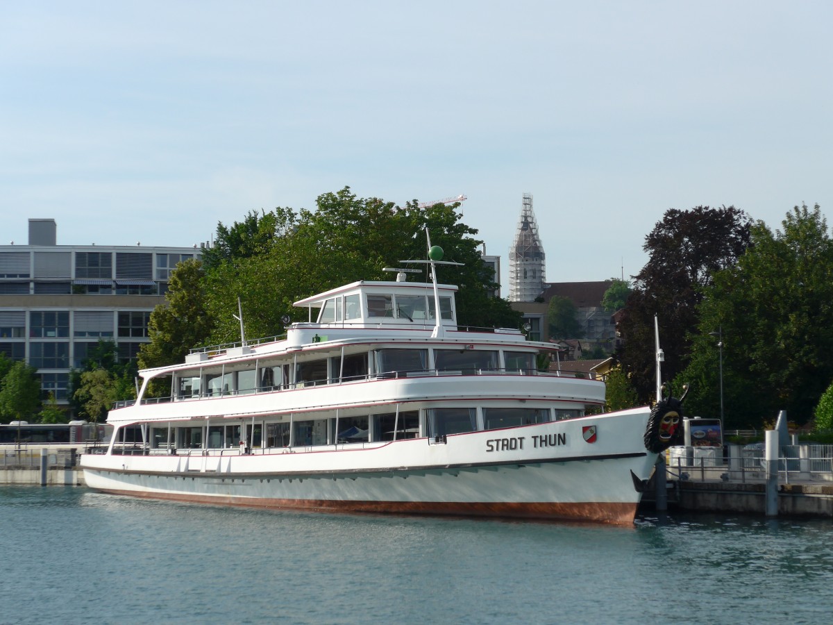 (152'041) - Motorschiff Stadt Thun (ex Bl�mlisalp) am 4. Juli 2014 an der Schiffl�ndte Thun