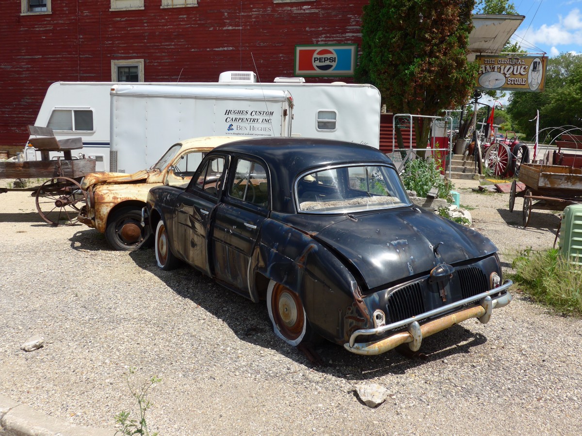 (152'145) - Alter Renault am 8. Juli 2014 in Emerald Grove, Antiques Mall