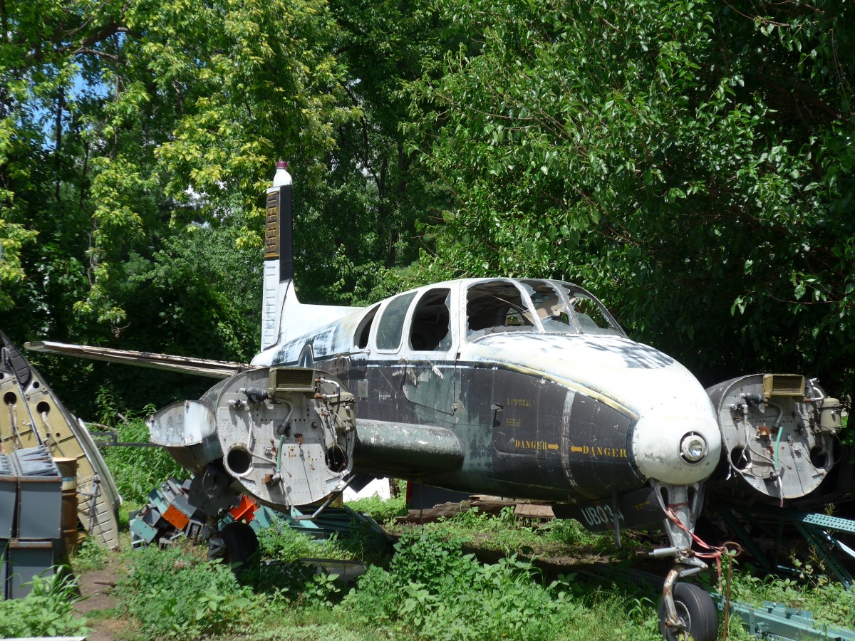 (152'147) - Altes Flugzeug am 8. Juli 2014 in Emerald Grove, Antiques Mall