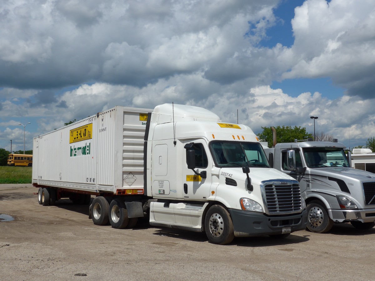 (152'154) - Hunt - Nr. 320'742/2NZ591 - Freightliner am 8. Juli 2014 in Lake Geneva