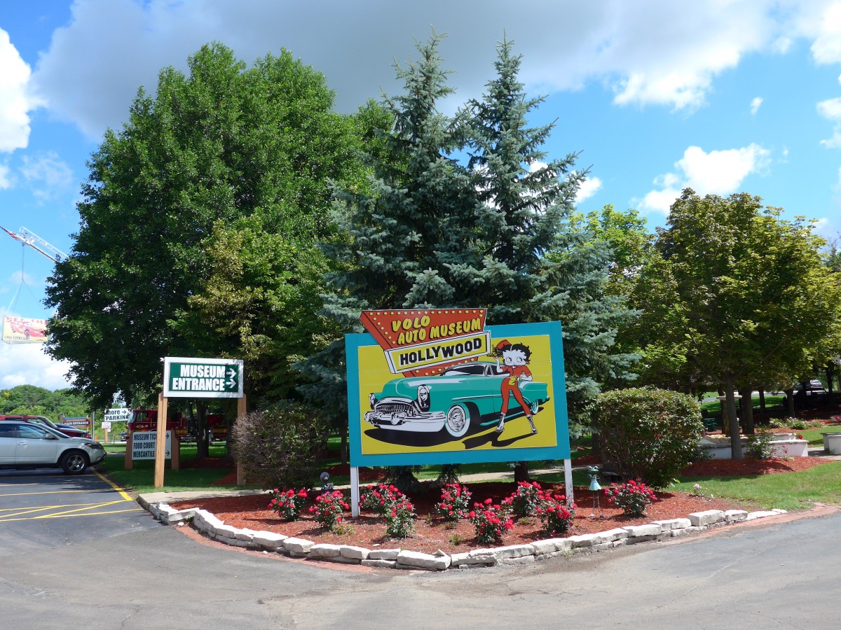 (152'255) - Eingang und Hinweis zum Volo Auto Museum am 9. Juli 2014