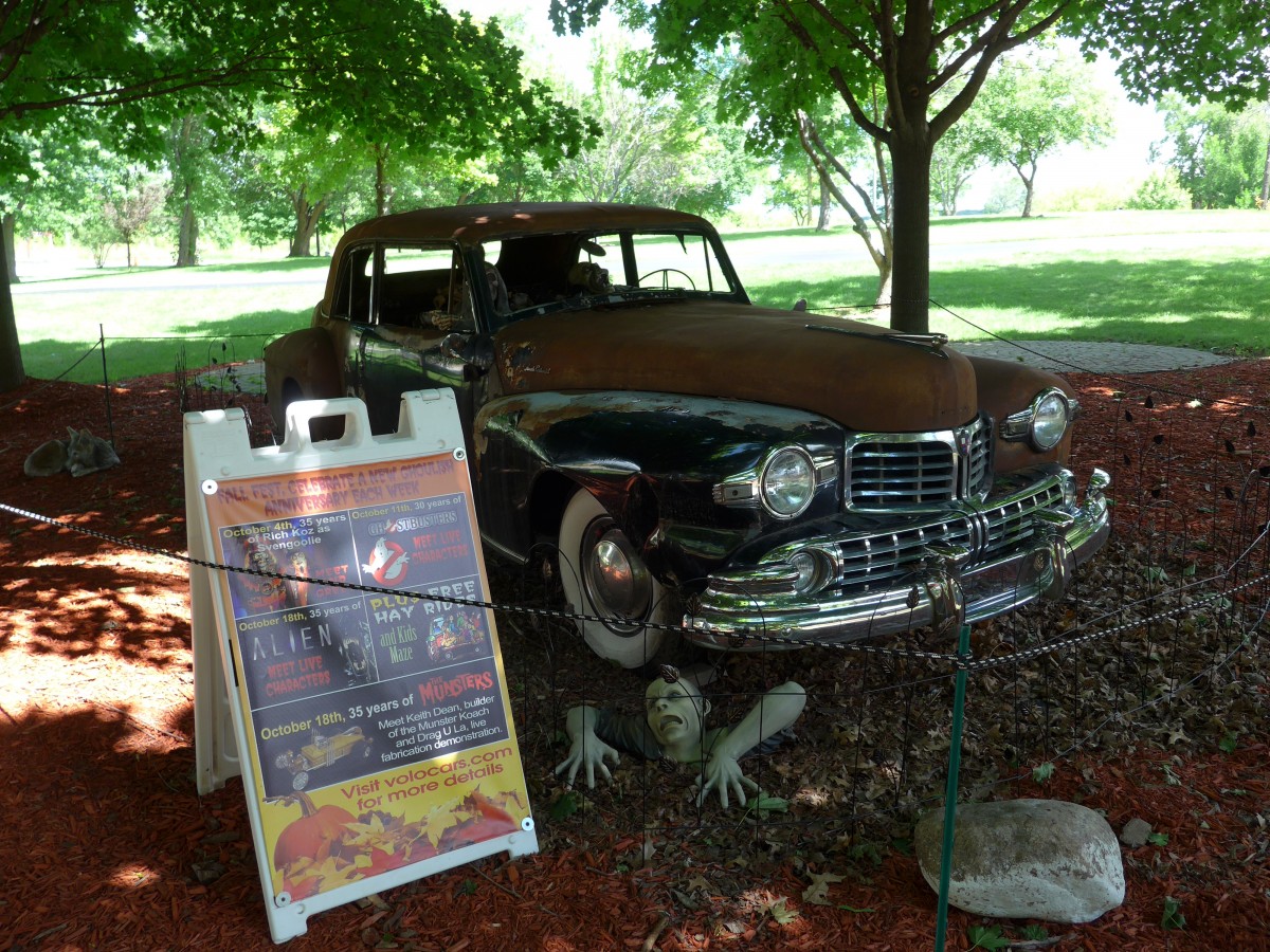 (152'257) - Rostlaube mit Skeletten am 9. Juli 2014 in Volo, Auto Museum