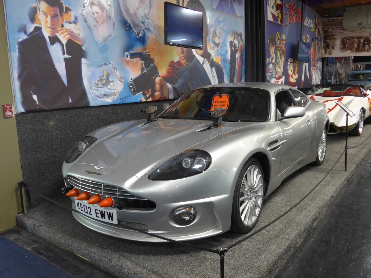 (152'411) - Aston Martin Vanquish - KE02 EWW - Jahrgang 2001 - von  James Bond  am 9. Juli 2014 in Volo, Auto Museum