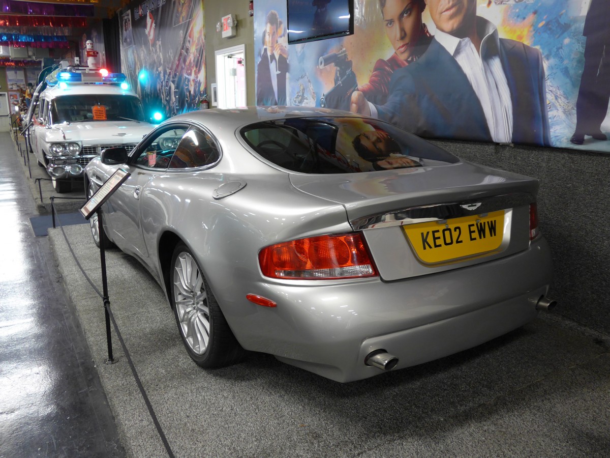 (152'417) - Aston Martin Vanquish - Jahrgang 2001 - KE02 EWW - von  James Bond  am 9. Juli 2014 in Volo, Auto Museum