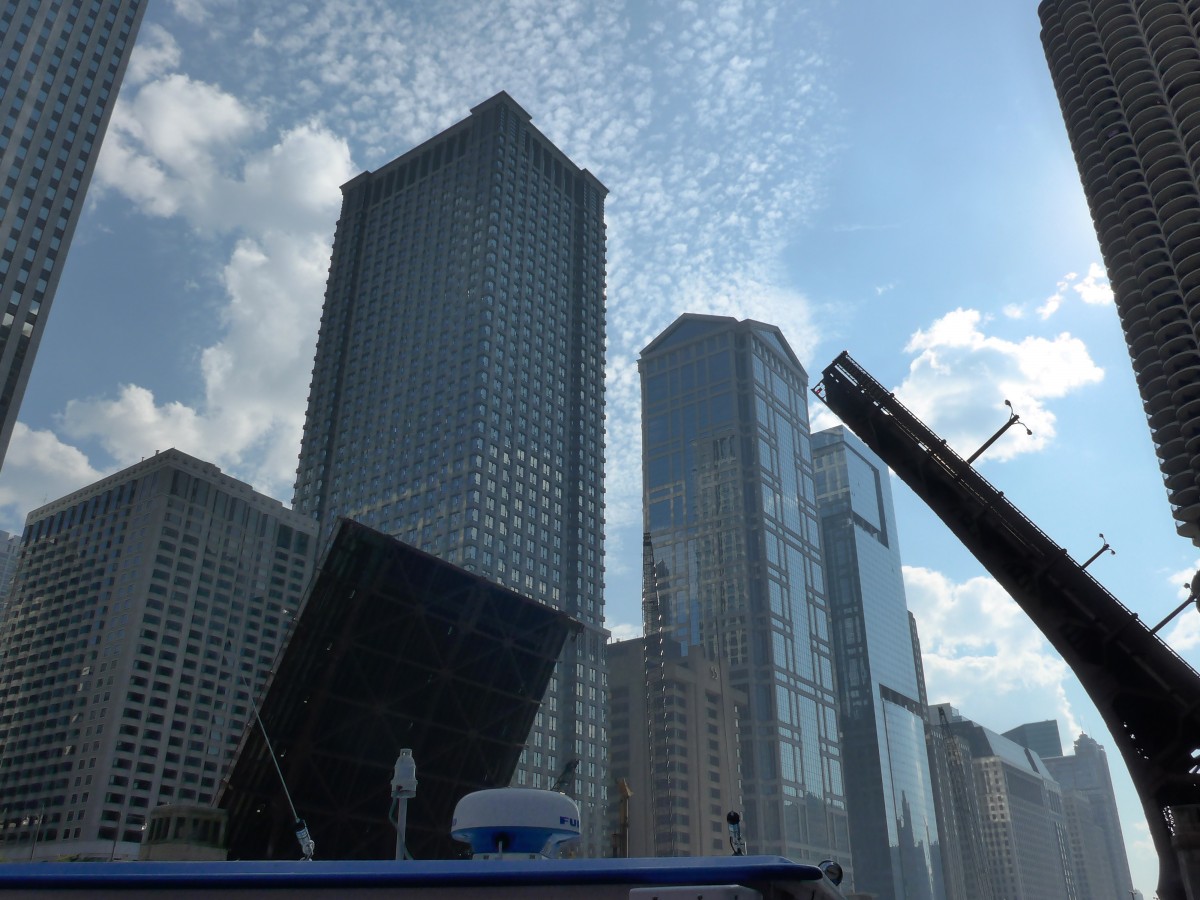 (152'772) - Die aufgezogene Br�cke �ber dem Chicago River am 14. Juli 2014 in Chicago