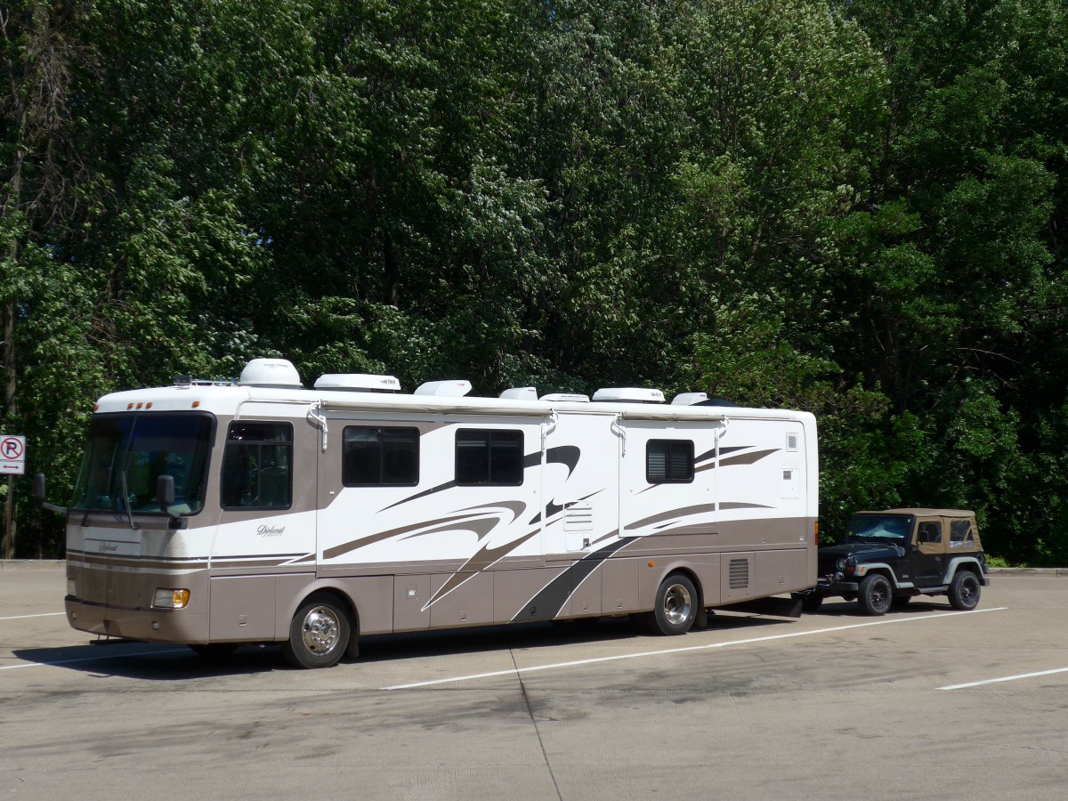 (152'784) - Diplomat-Wohnmobil mit  Anh�nger  am 15. Juli 2014 in Erie Pa, Rastplatz