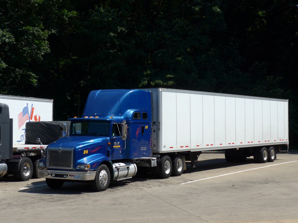 (152'785) - TnT Express - Nr. 24/RB 12'557 - International am 15. Juli 2014 in Erie Pa, Rastplatz