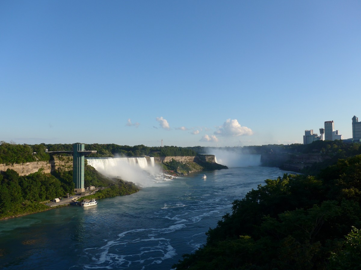 (152'846) - Die Niagara Falls vom kanadischen Zoll aus am 15. Juli 2014 in Clifton Hill