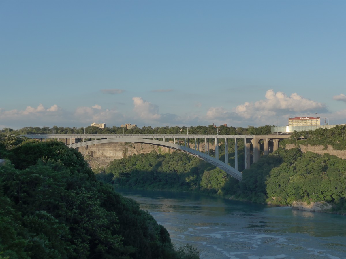 (152'868) - Die Rainbow Br�cke am 15. Juli 2014 - die Grenze von Kanada und Amerika