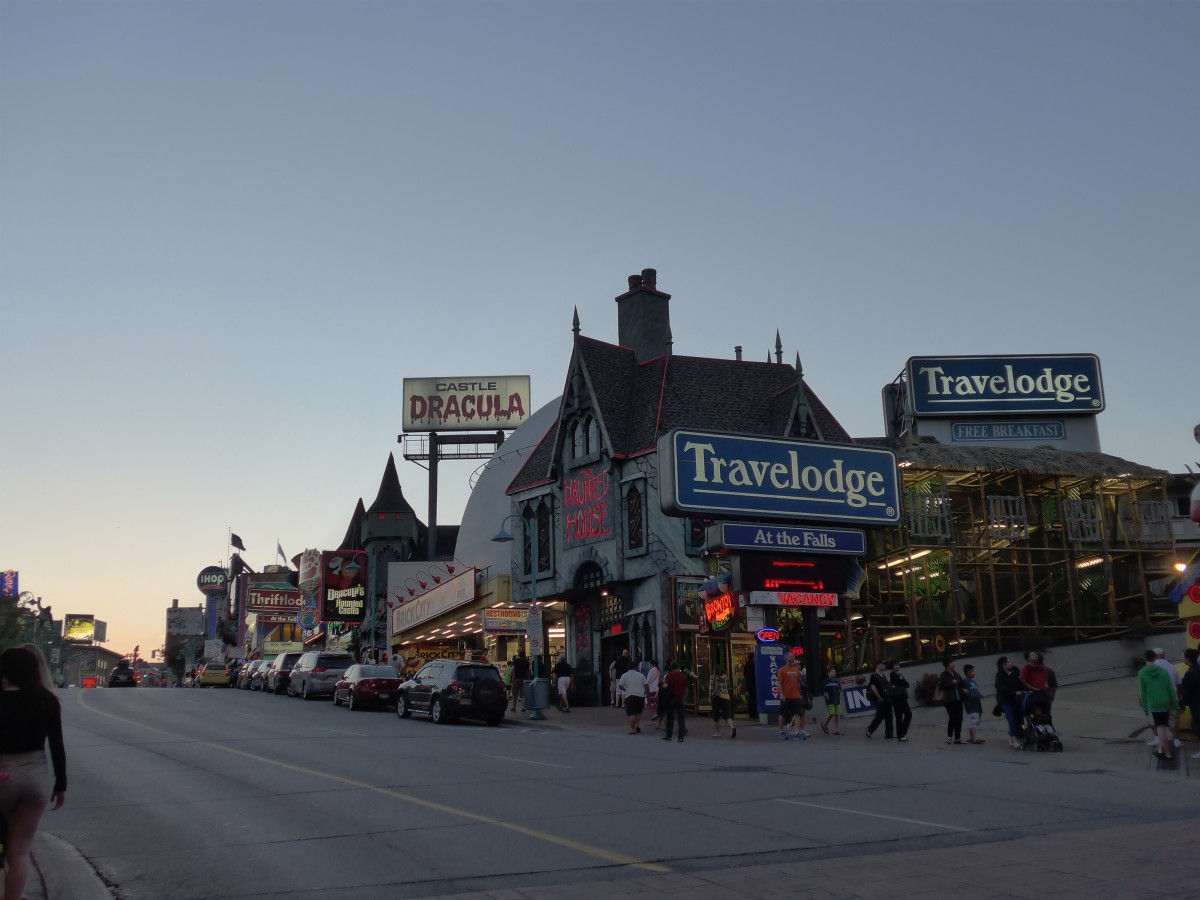 (152'901) - Im Vergn�gungsviertel von Clifton Hill am 15. Juli 2014