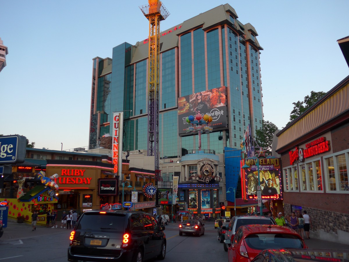 (152'902) - Im Vergn�gungsviertel von Clifton Hill am 15. Juli 2014